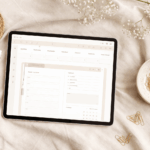 Digitaler minimalistischer Planer auf einem Tablet mit beigen Hintergrund